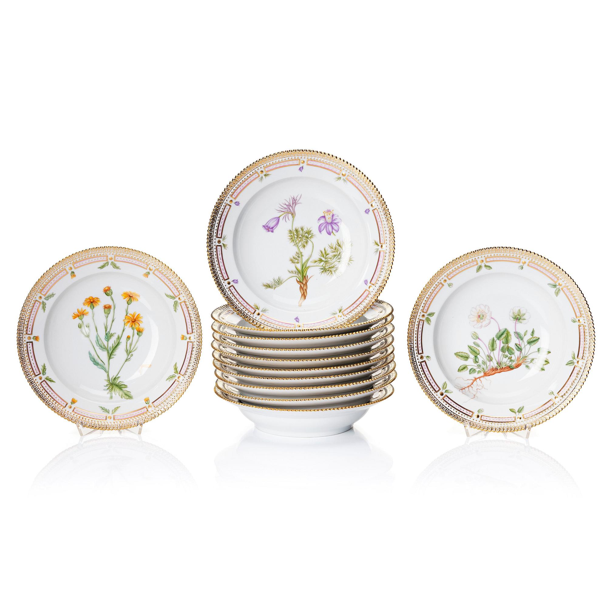 Sopptallrikar, 12 stycken, porslin. Royal Copenhagen, "Flora Danica", Danmark, 1900-tal.