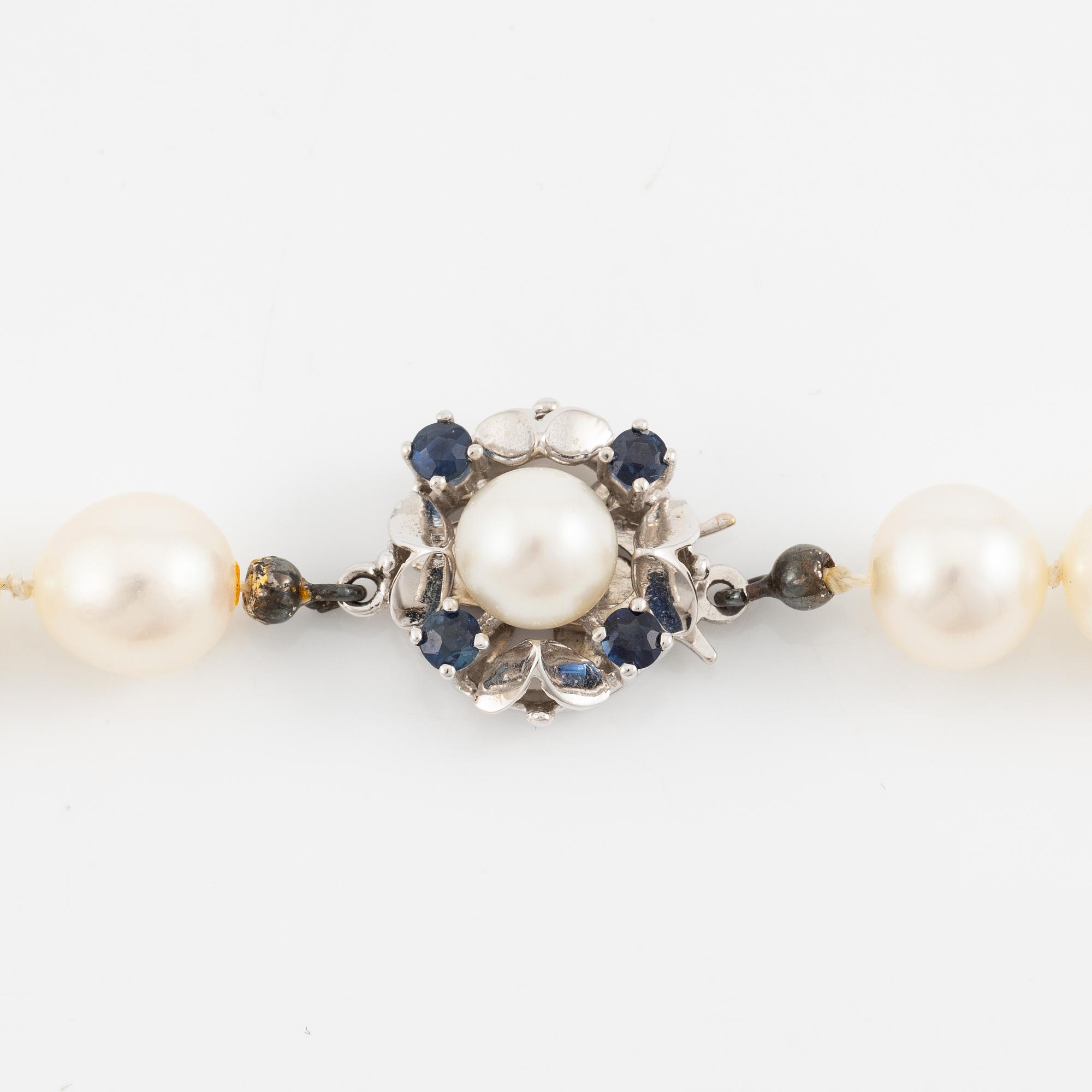 Pärlcollier, med odlade pärlor, med lås 18K vitguld med safirer.