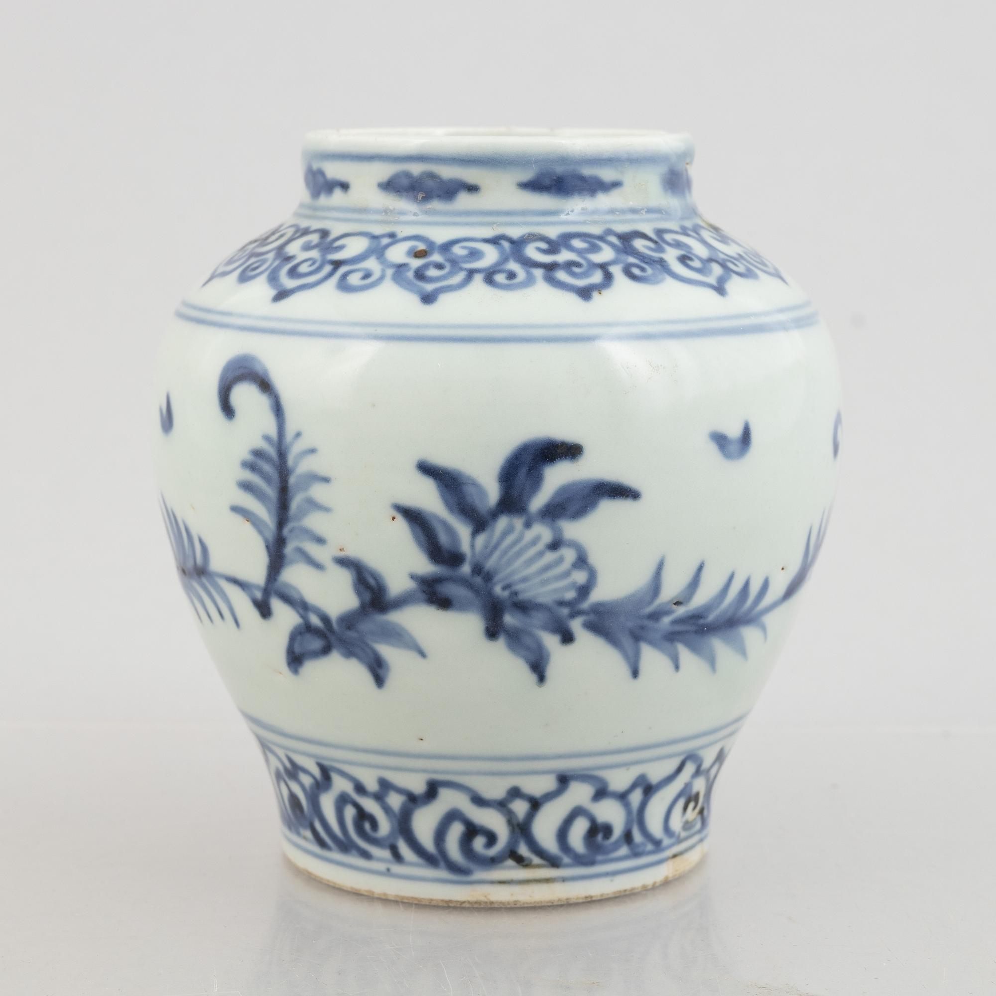 A Chinese blue and white porcelain jar, Ming dynasty (1368–1644).