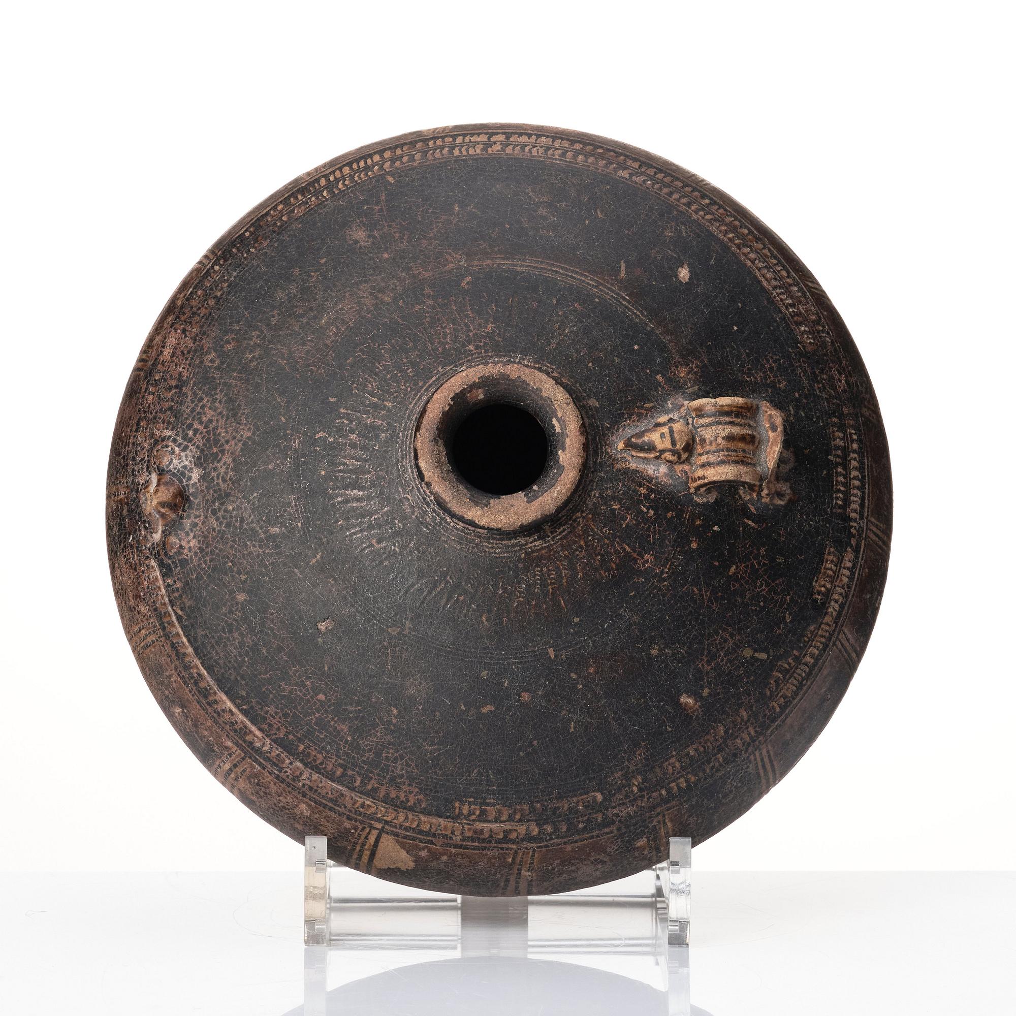 A Sawankhalok jar, Thailand/Kambodja, 14th/15th century.