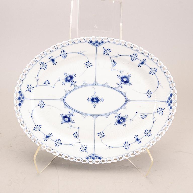 A 44 pcs Royal Copenhagen "Musselmalet" dinner service, Denmark, later part of the 20th century.