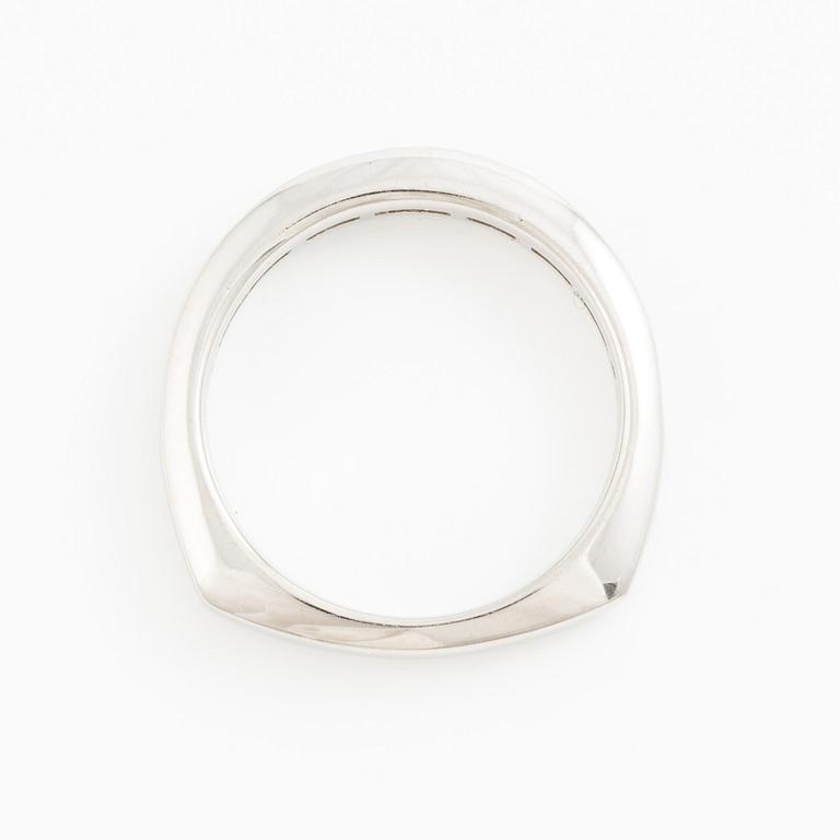 Ring, half eternity band, 14K white gold set with brilliant-cut diamonds.