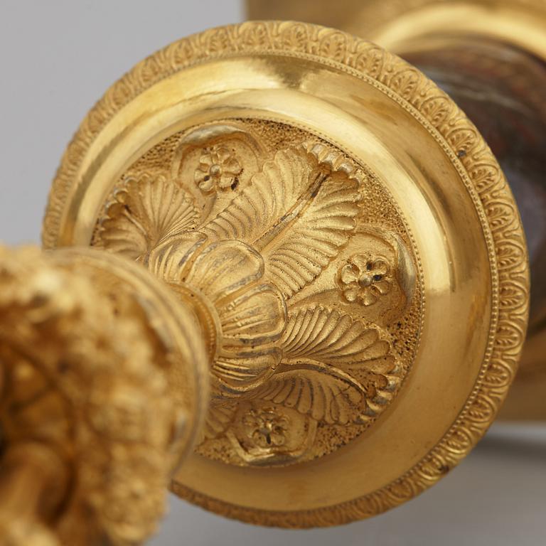 KANDELABRAR, ett par, förgylld brons och marmor, 1800-talets första hälft.