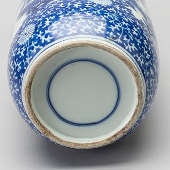 A Chinese 20th century porcelain vase.