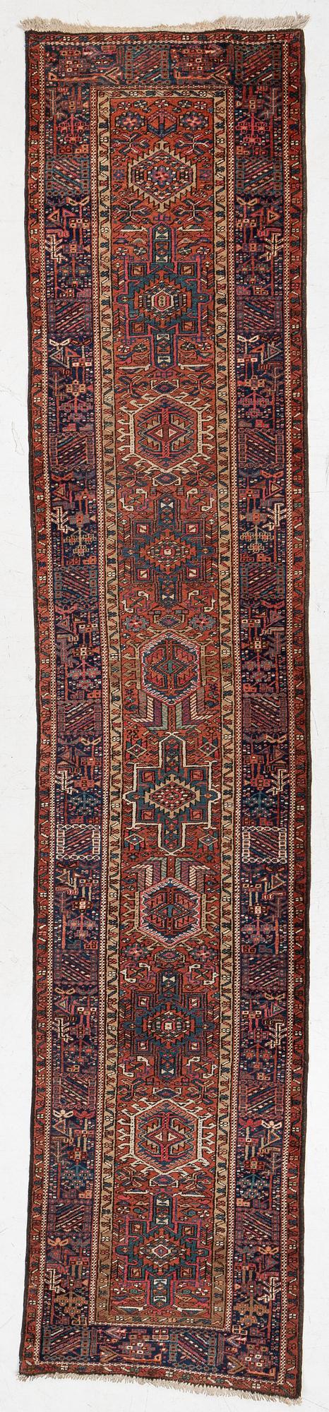 Gallerimatta, semiantik Karadja, ca 427 x 88 cm.