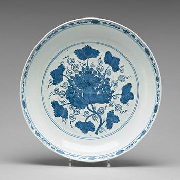 790. A blue and white charger, Ming dynasty, 16th century.