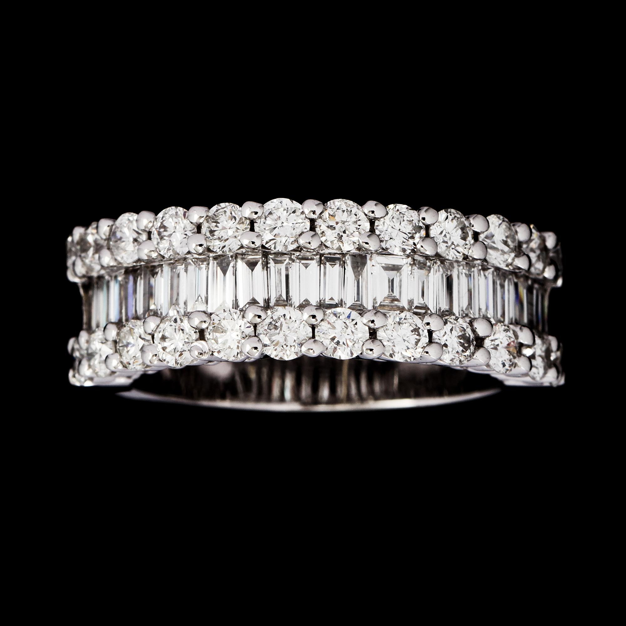 RING, 18k vitguld med briljant och baguettslipade diamanter, 2.06 ct. Vikt 9,2 g.