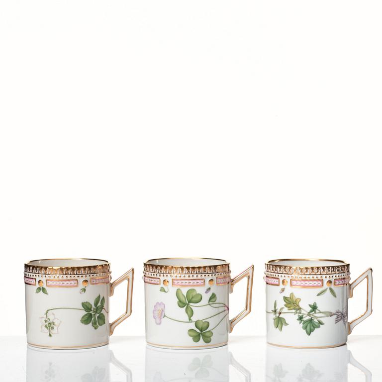 Koppar med fat, 12 stycken, porslin. Royal Copenhagen, "Flora Danica", Danmark, 1900-tal.