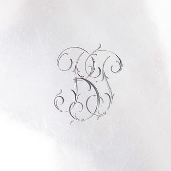 Uppläggningsfat, 4 st, och skålar, 2 st, silver, svenska, danska och finska stämplar 1918-1948, samt försilvrad coaster.