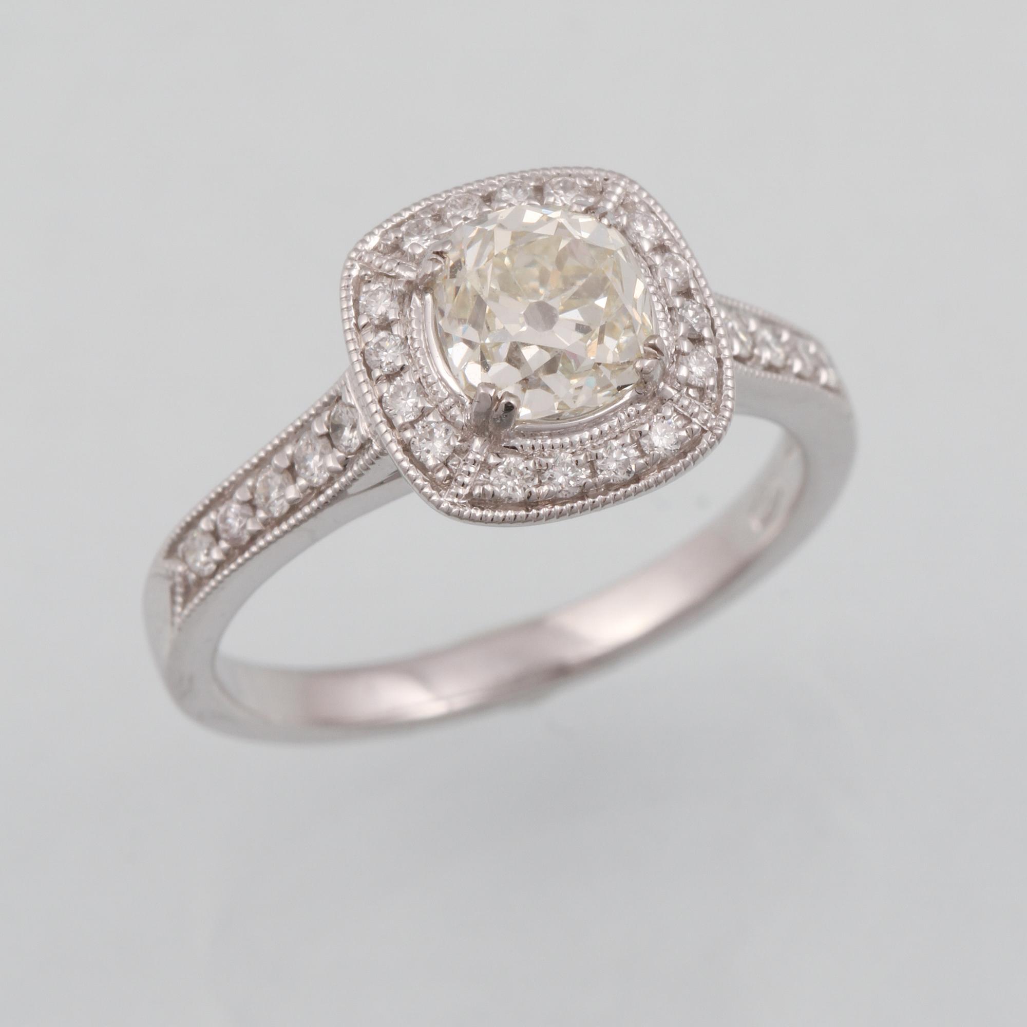RING, 18K vitguld med äldre briljantslipad diamant ca 1.01 ct samt små briljantslipade diamanter ca 0.26 ct. Vikt 4,2 g.