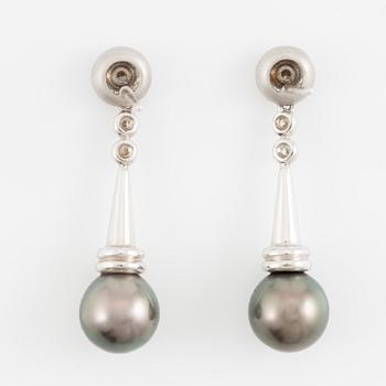 Ett par örhängen 18K vitguld med odlade pärlor och runda briljantslipade diamanter.