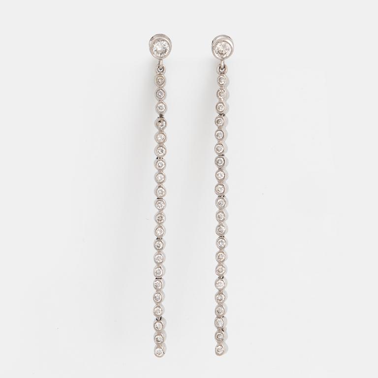 Briliant-cut diamond line earrings.