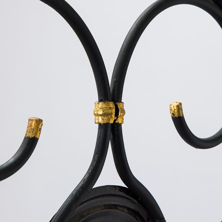 Säng, smidesjärn, med Art Nouveau-motiv, kring 1900.