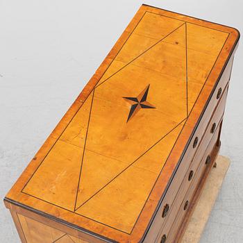 A chest of drawers, 19th century.