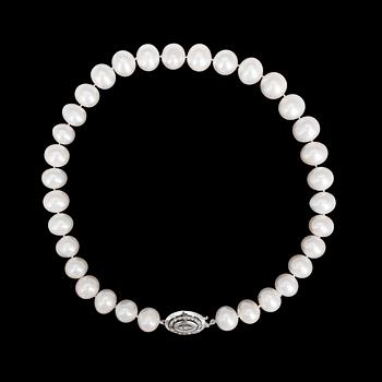 8. NECKLACE, cultured freshwater pearls, 14,0-13,2 mm, brilliant cut diamonds, tot. app 0.20 cts, clasp.