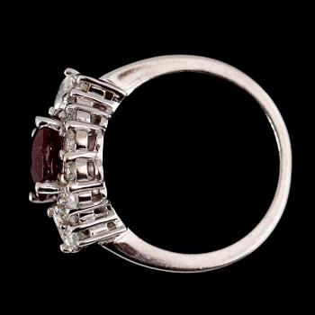 RING, 14 k vitguld, rubin ca 2.50-3.00 ct, navett- och briljantslipade diamanter.
