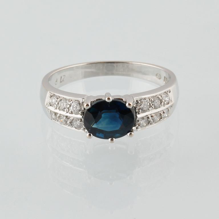 RING, 18K vitguld, safir, briljantslipade diamanter. Vikt ca 3,5 g.