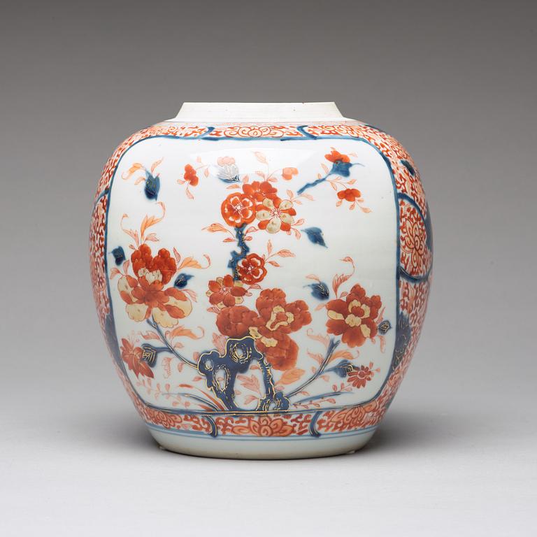 An imari jar, Qing dynasty, 18th Century.