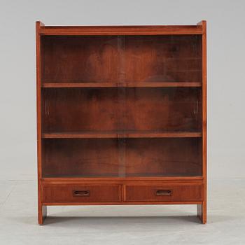 SKÅP MED VITRIN, 1900-talets andra hälft.