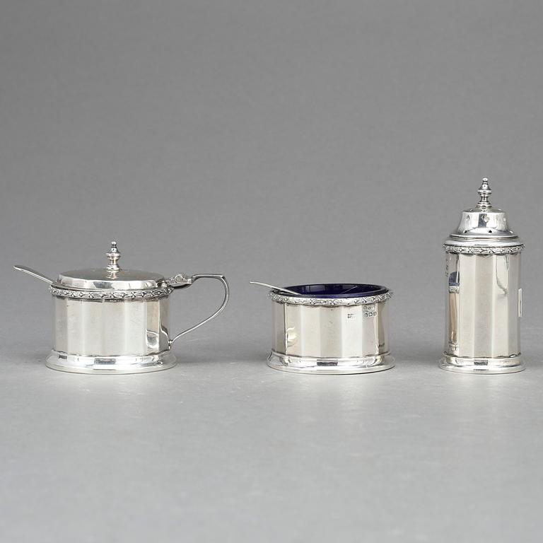 SENAPSBÄGARE, PEPPARSTRÖARE, SALTKAR, silver och glas. Birmingham, 1900-talets första kvartal. Silvervikt ca 120 gram.
