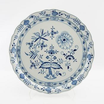 Service 89 pcs "Onion Pattern" Meissen, second half of the 20th century.
