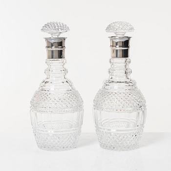Karaffer med propp, ett par, glas, England/Irland 1800-tal med senare silverskoning.