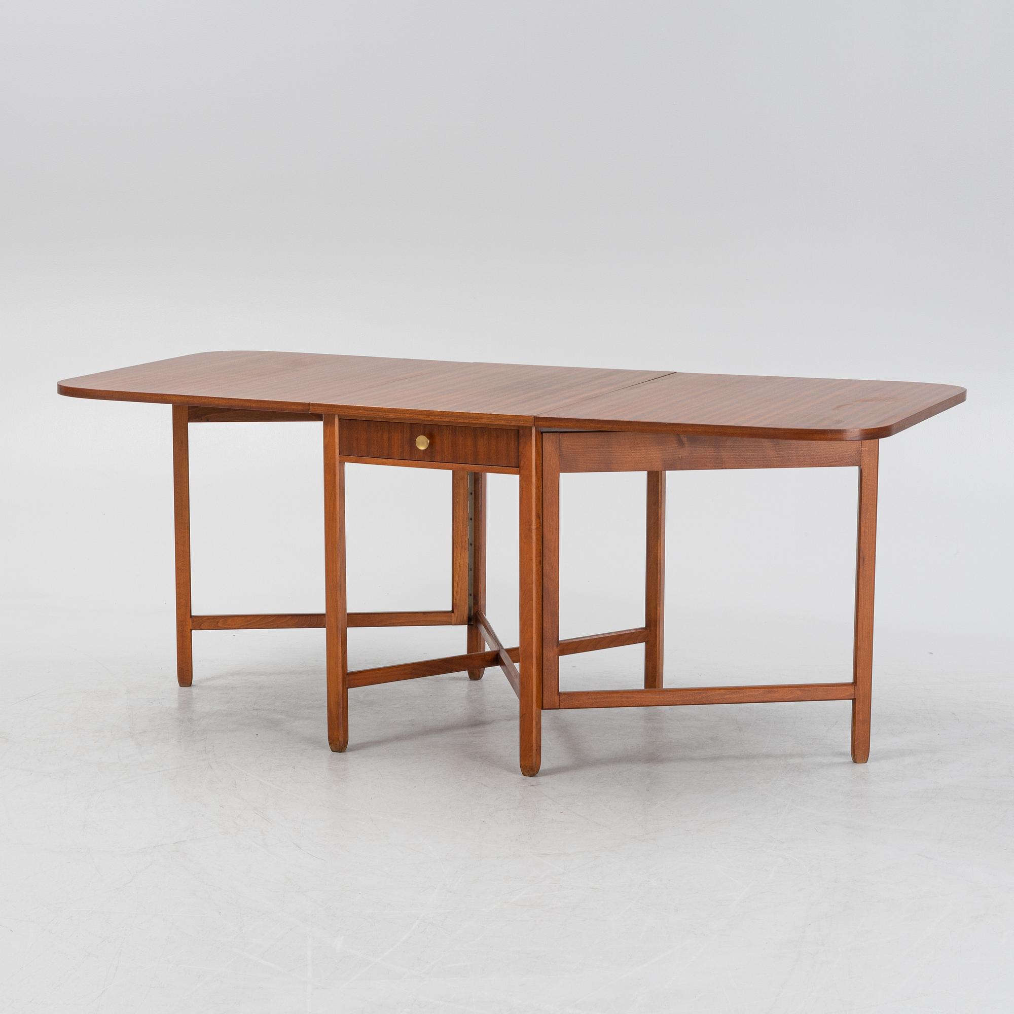 A mahogany veneered gate-leg table, second half of the 20th Century.