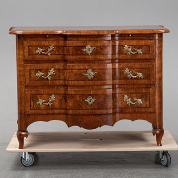 A first half of the 18th Century late Baroque chest of drawers.