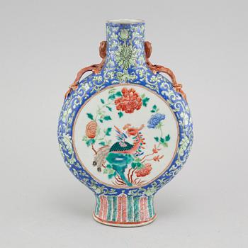 A porcelain moon flask from China, 19th century.