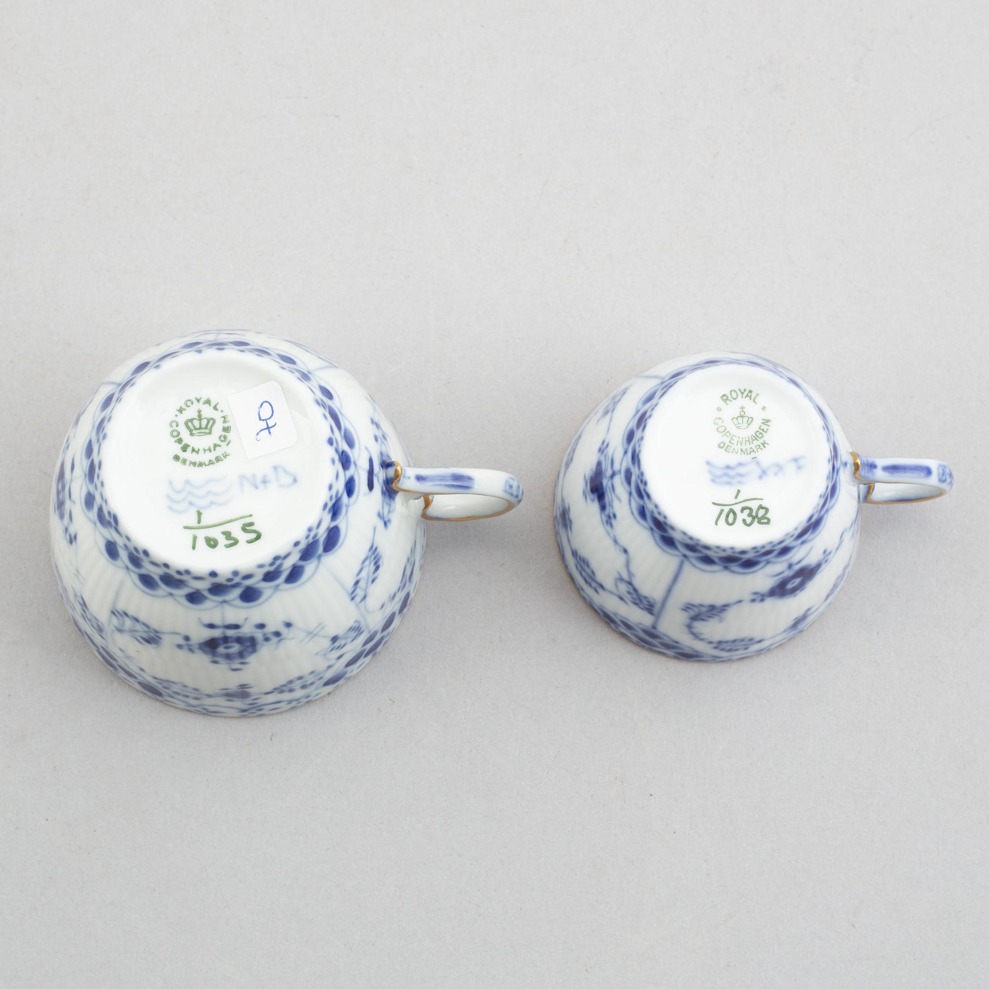 A plate, a coffeecup with saucer and a moca cup with saucer, "Blue Fluted half lace"/"Musselmalet", Royal Copenhagen.