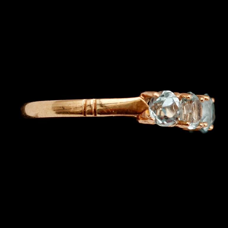 RING, 18 k guld, med akvamariner. Tot vikt 2 g.