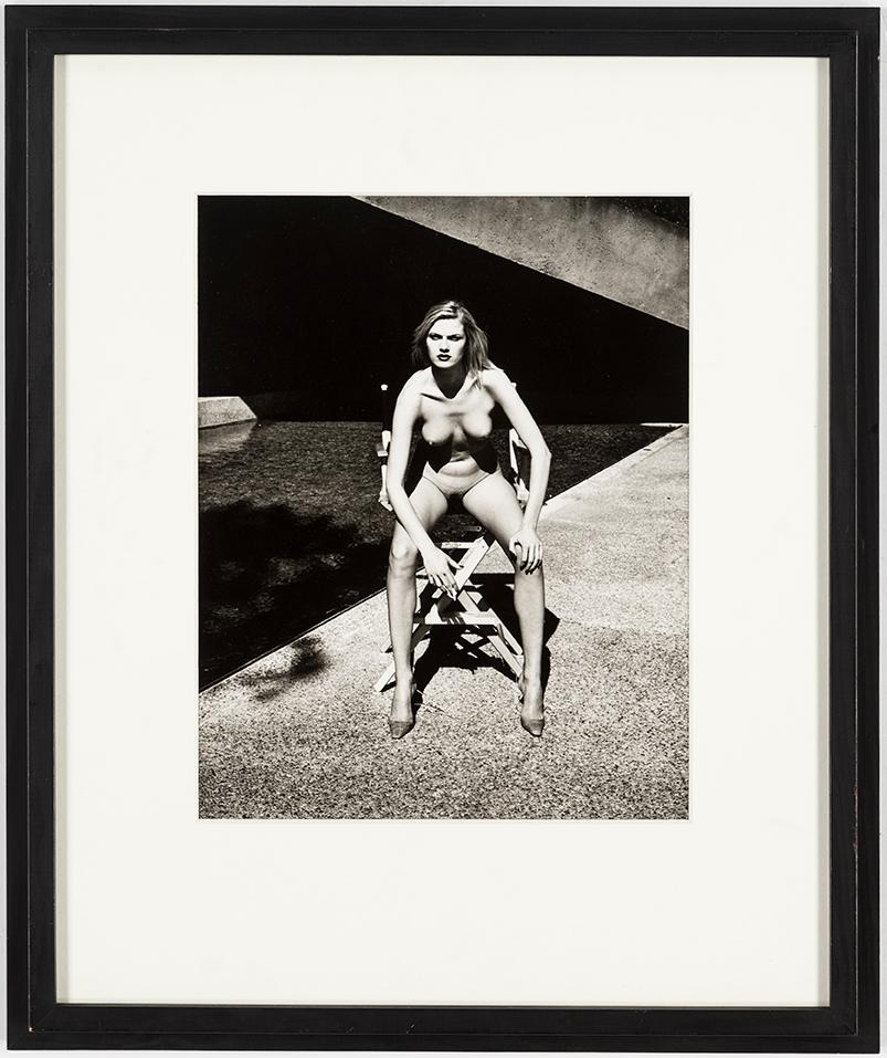 HELMUT NEWTON, gelatinsilverfotografi med copyrightstämpel a tergo, numrerad 206/500 a tergo.