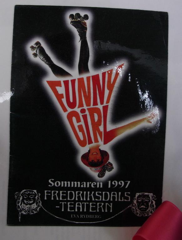 KLÄNNING, buren av Eva Rydberg i "Funny Girl". Säljes till förmån för Röda Korset.