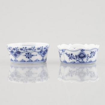 A group of five "Blue fluted" / "Musselmalet riflet" porcelain salt cellars, Royal Copenhagen, 1898-1923 and later.