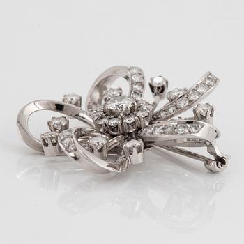 Brosch 18K vitguld med runda briljantslipade diamanter totalvikt ca 2.50 ct.