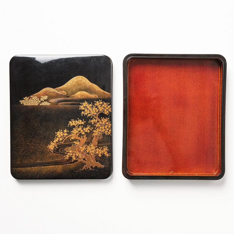 A Japanese lacquer box with cover, Meiji period (1868-1912).