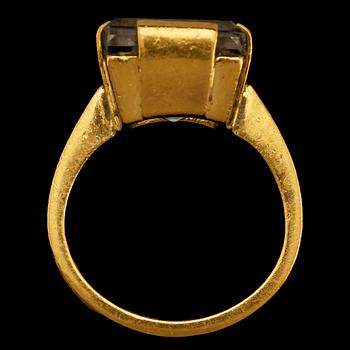 RING, 23k guld med fasettslipad bergkristall, Gustaf Fredrik Hallengren, Malmö, 1921. Vikt 13 g.