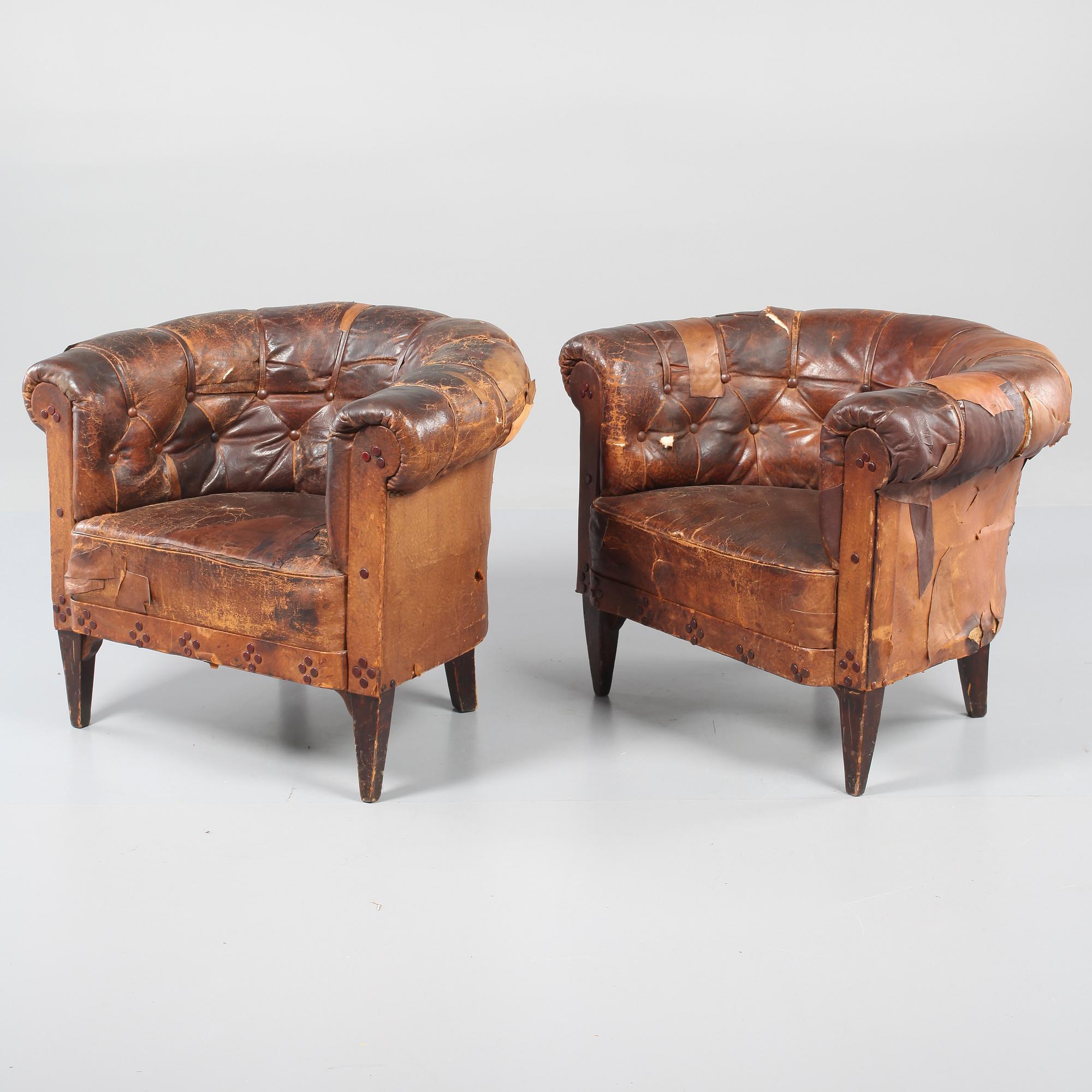 CLUBBFÅTÖLJER, ett par, omkring 1900-talets mitt.