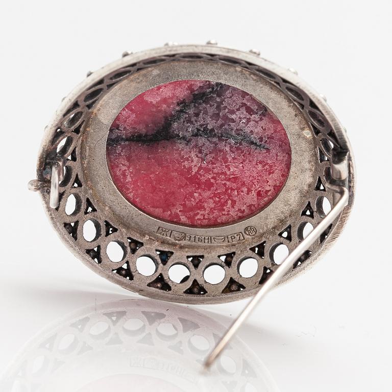 Kai Lindström, Brosch, ring och örhängen, silver, granit. Kalevala Koru, Helsingfors 1968.