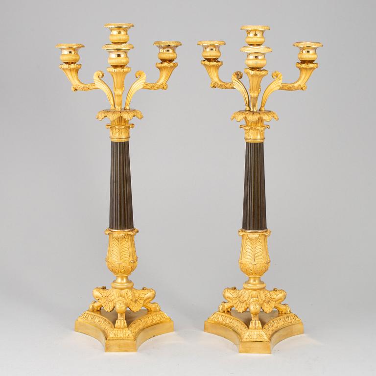 KANDELABRAR, ett par, senempire, förgylld och patinerad brons, 1800-talets första hälft.