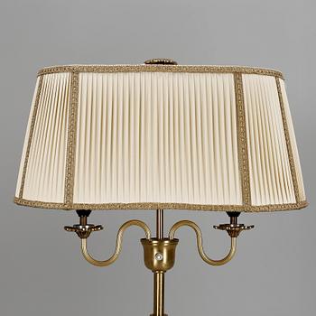 GOLVLAMPA, mässing, 1900-talets tredje kvartal.
