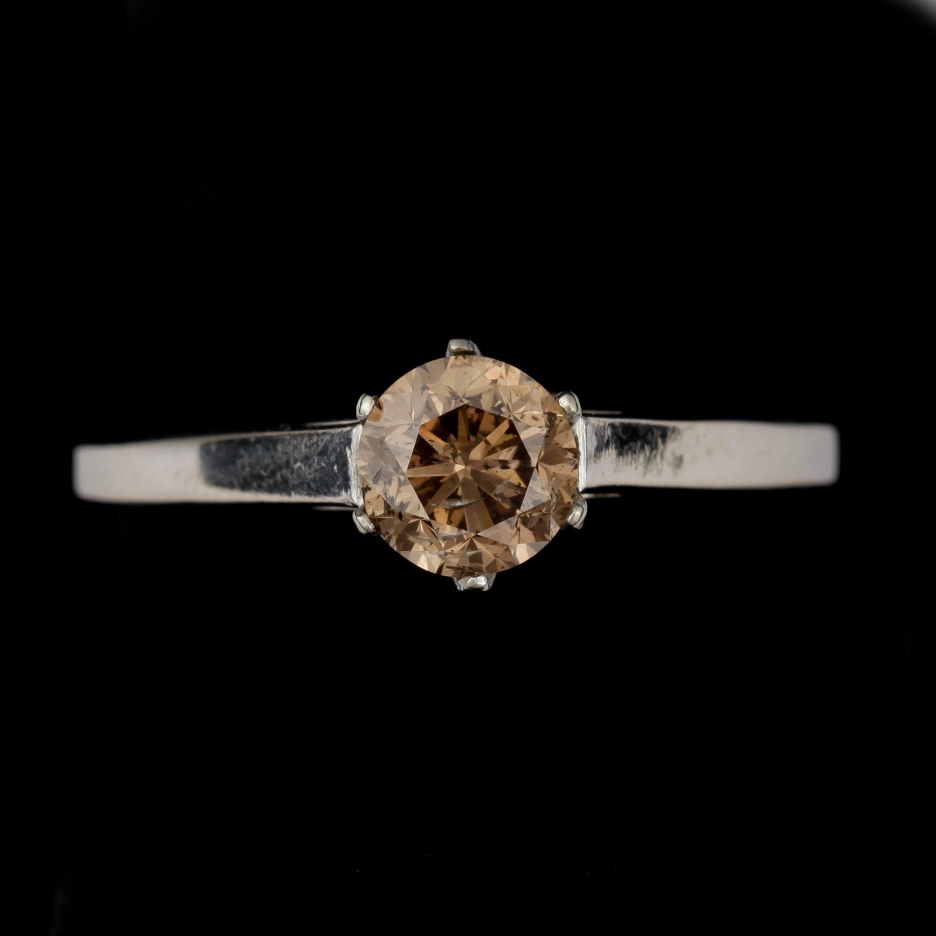 RING, 14k guld med cognacsfärgad briljantslipad diamant ca 0,8 ct. Vikt ca 2,8 gram.