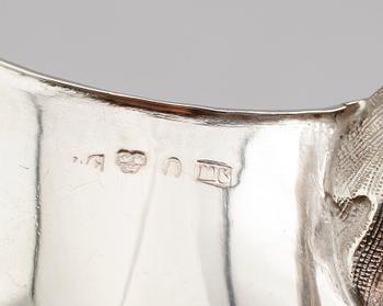 SKÅL PÅ FOT OCH GRÄDDKANNA, silver. Total vikt 365 g.