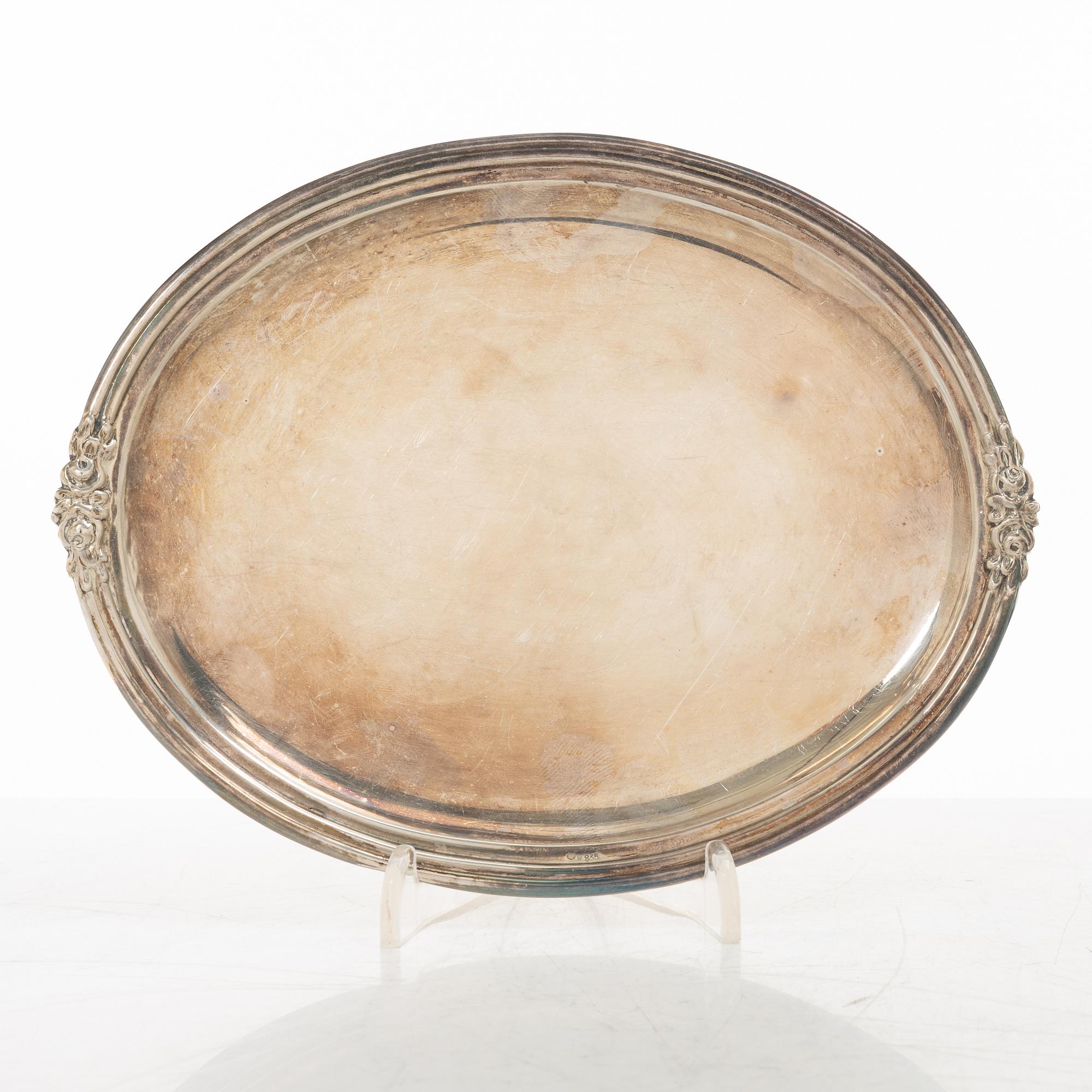 Bricka, gräddkanna, sockerskål samt sockertång, silver, rokokostil, 1900-tal.