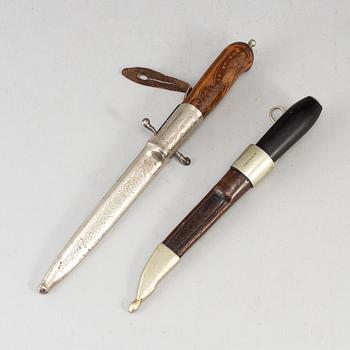 KNIV, P. Holmberg, Eskilstuna, omkring år 1900 och KNIV, Fiskars.