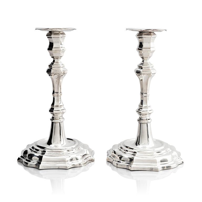 Jonas Thomasson Ronander, ljusstakar, ett par, silver, Stockholm 1754. Senbarock.