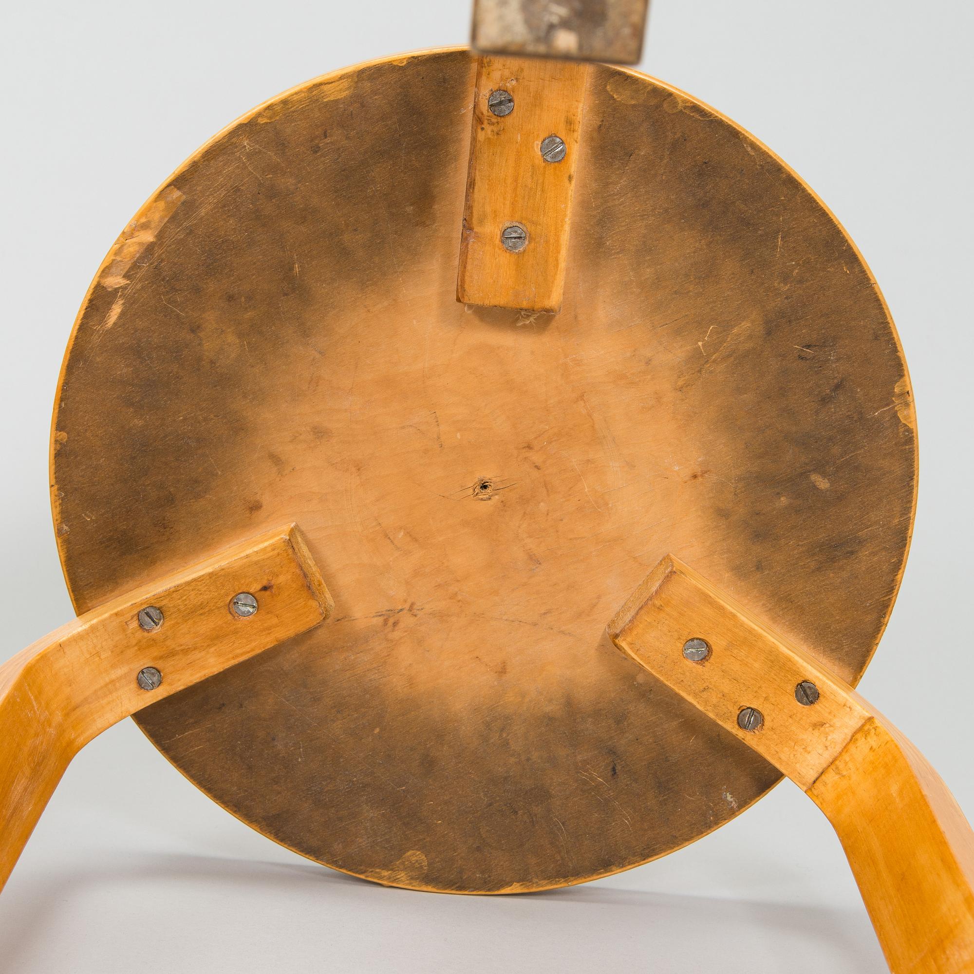 Alvar Aalto, jakkaroita, 4 kpl malli 60, O.Y. Huonekalu- ja Rakennustyötehdas A.B. 1900-luvun puoliväli.