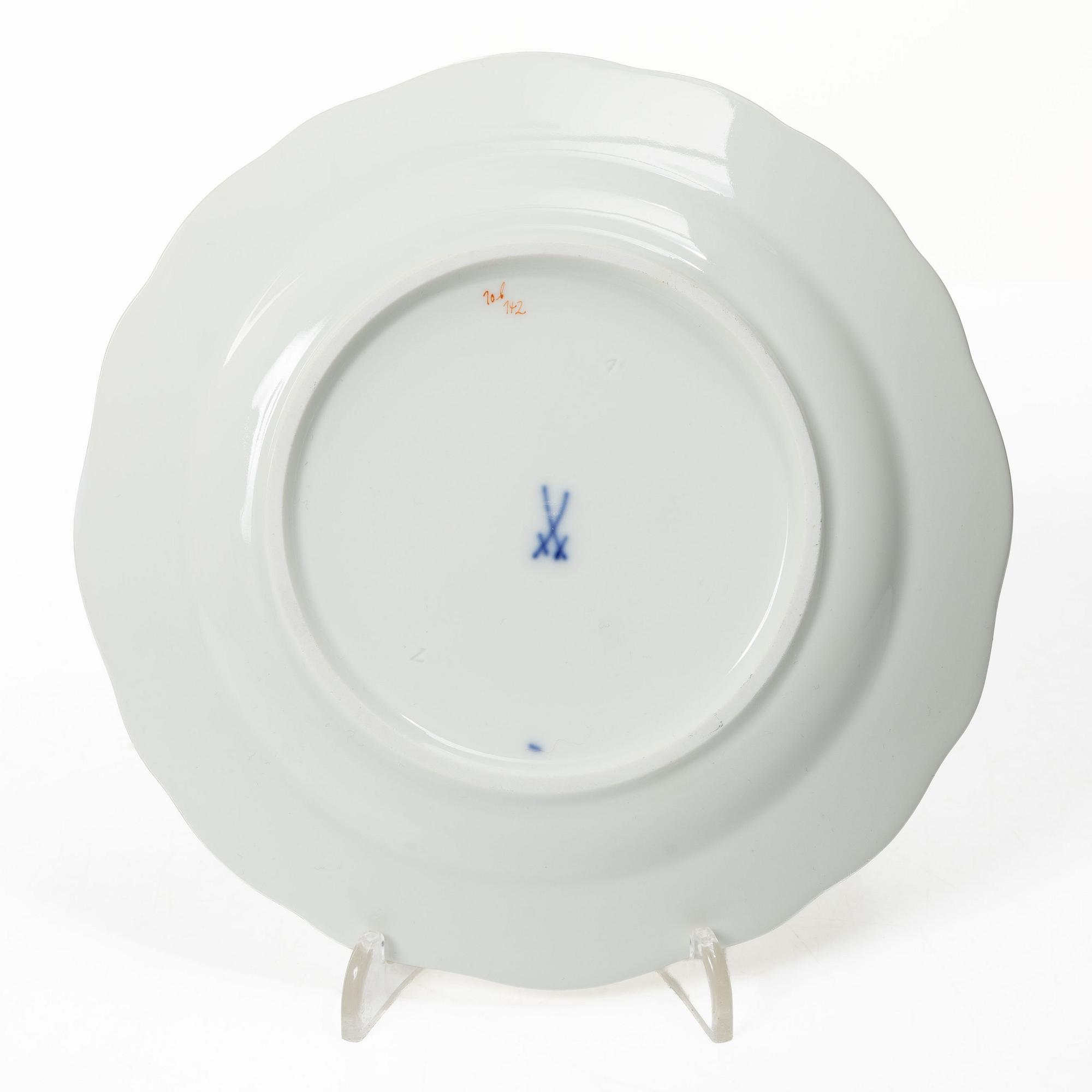 Meissen, A 55 piece "Meissen Rose" (Rote rose/Meissener rose) porcelain dinner service, 20th century.