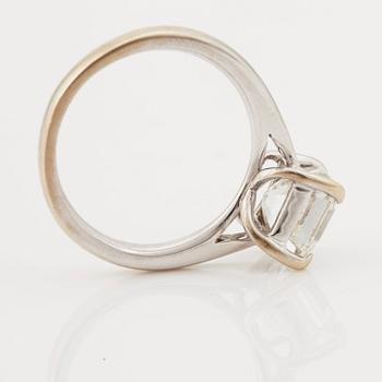 RING, med trappslipad (Assher-cut) diamant, 3.02 ct.