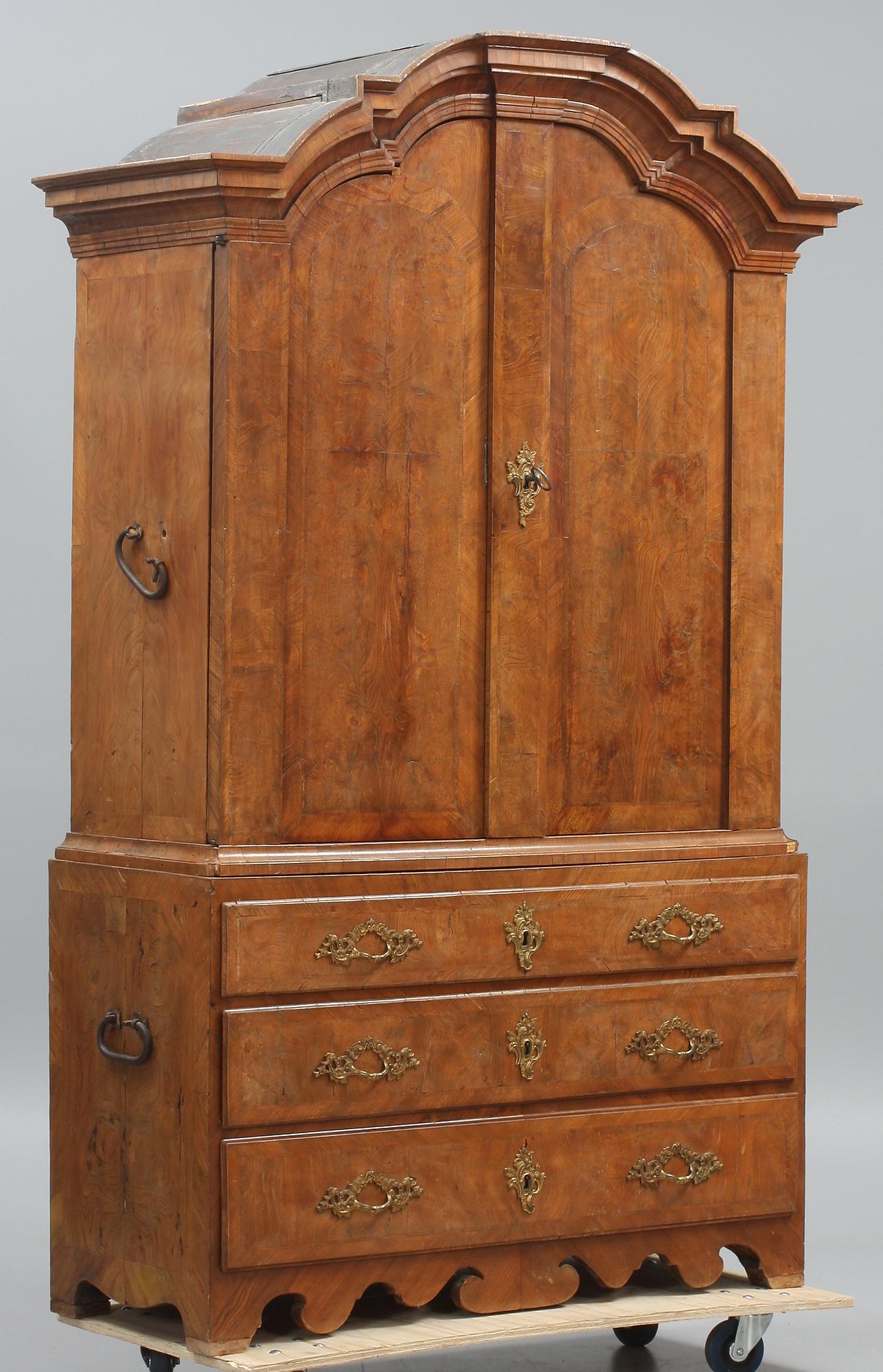 SALSSKÅP, rokoko, 1700-talets andra hälft.